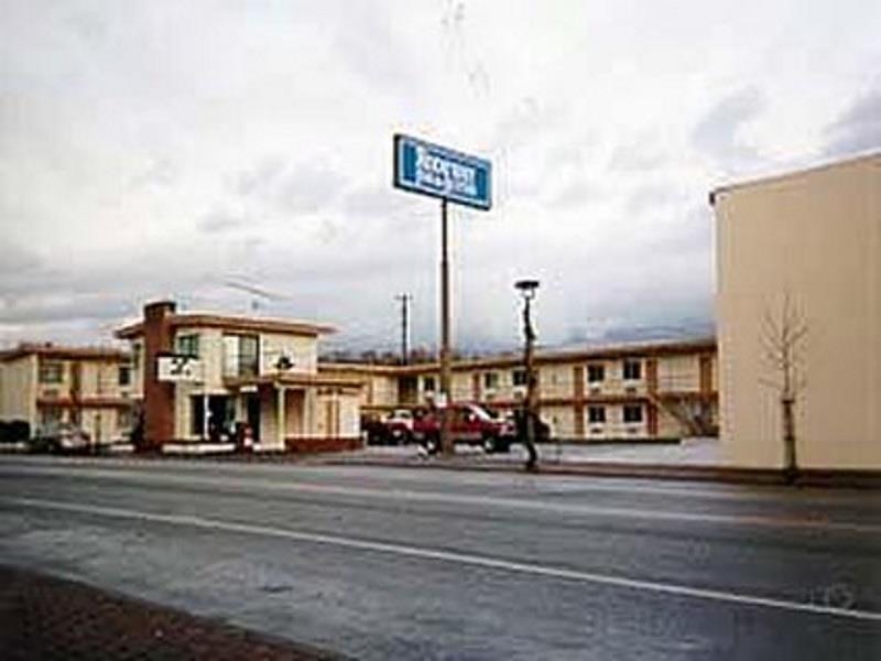 Rodeway Inn & Suites Omak - Okanogan Exterior photo